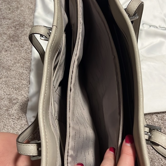 Michael Kors Jetset Leather Travel Tote; Grey. - Picture 2 of 2